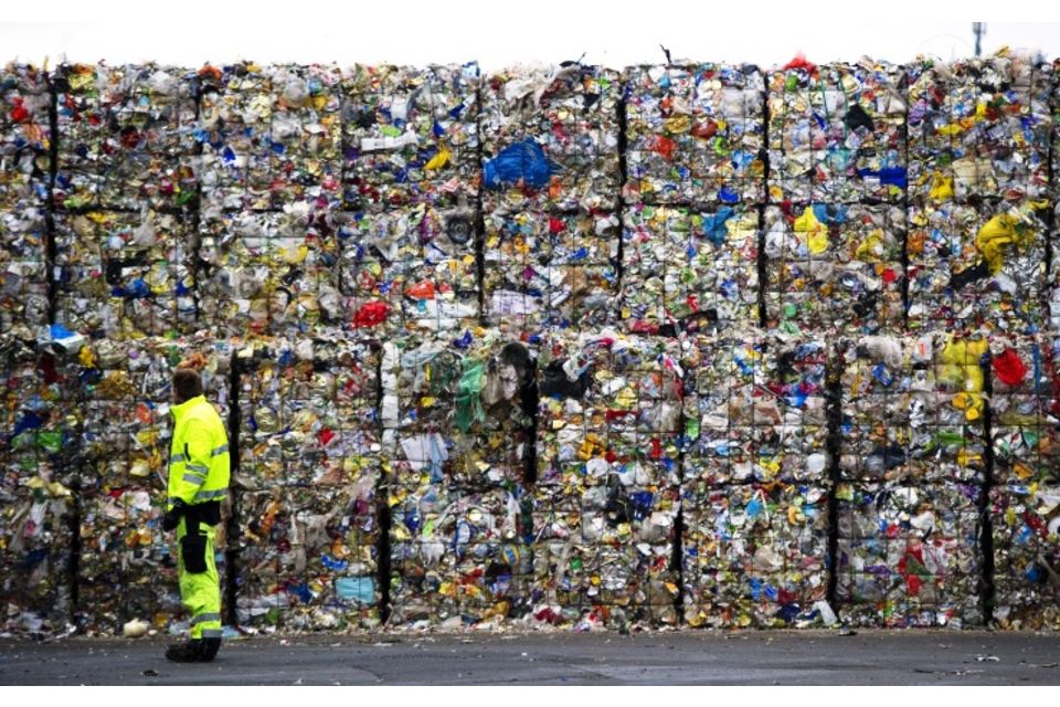 Greenpeace, le recyclage trébuche devant le plastique